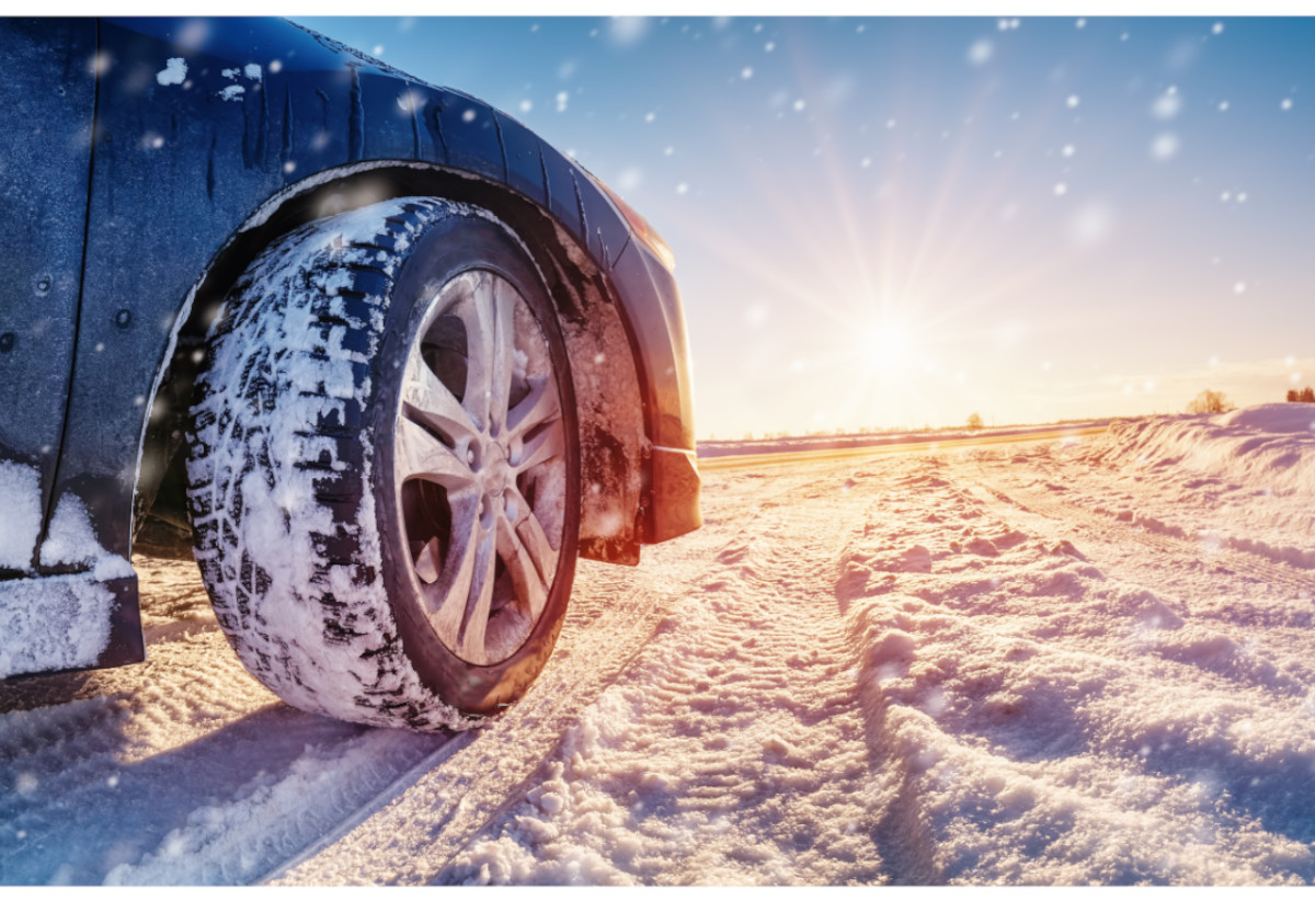 Στην εικόνα απεικονίζεται ένας χιονισμένος δρόμος με ένα αυτοκίνητο.
